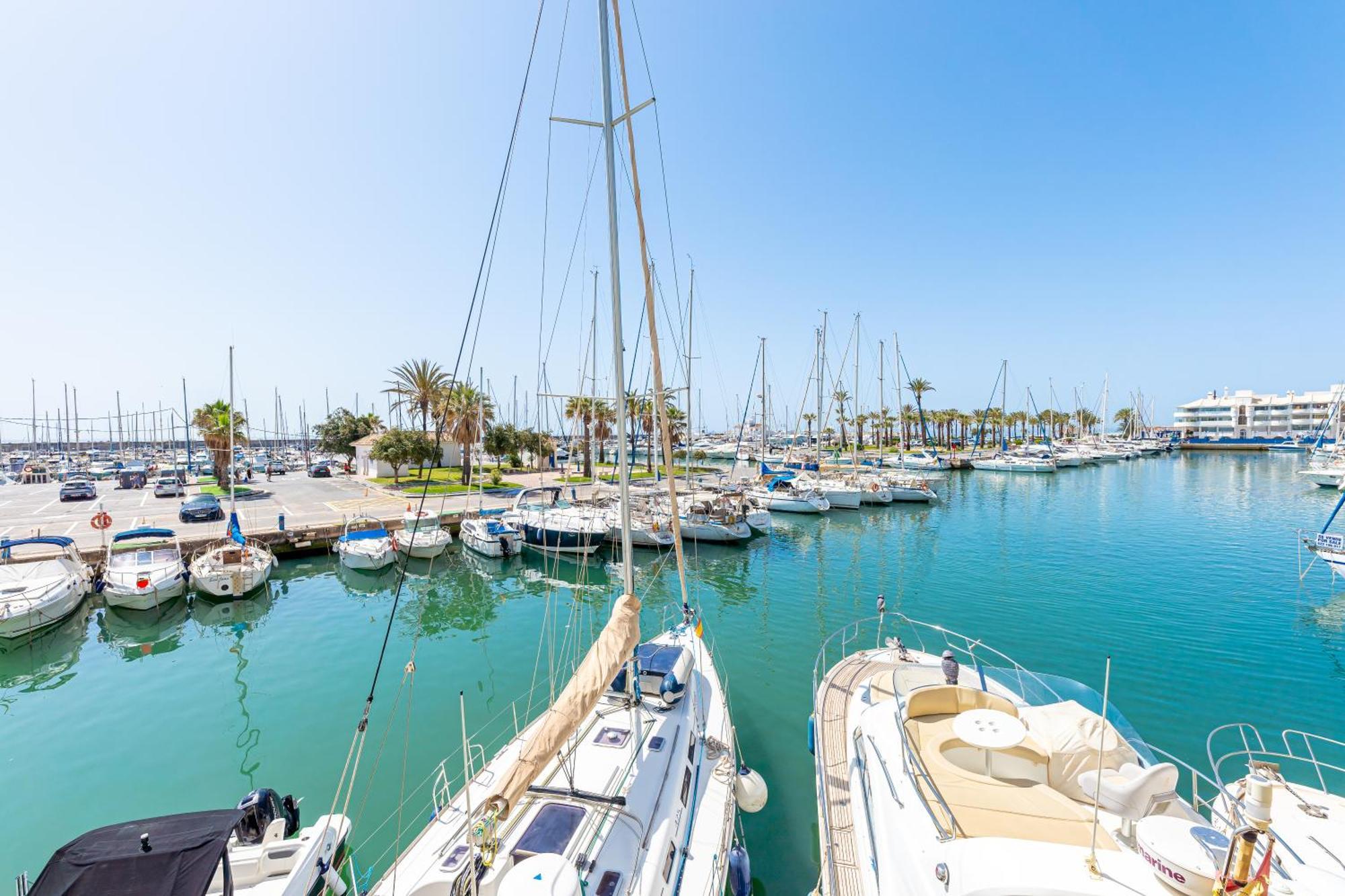 Holiday Rental Apartment Located In Puerto Marina With Sea Views, First Line Of Beach. Benalmadena Exterior photo