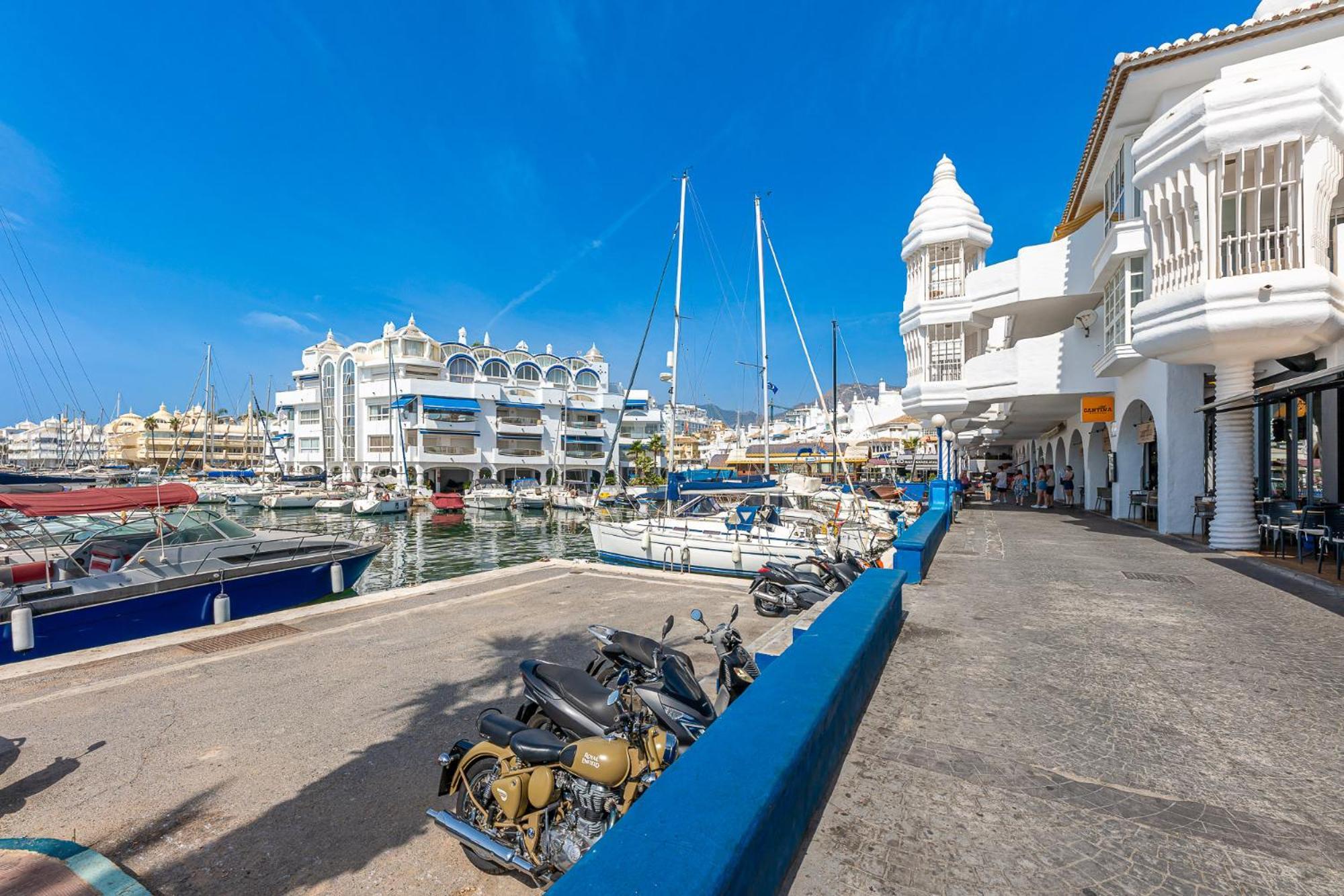 Holiday Rental Apartment Located In Puerto Marina With Sea Views, First Line Of Beach. Benalmadena Exterior photo